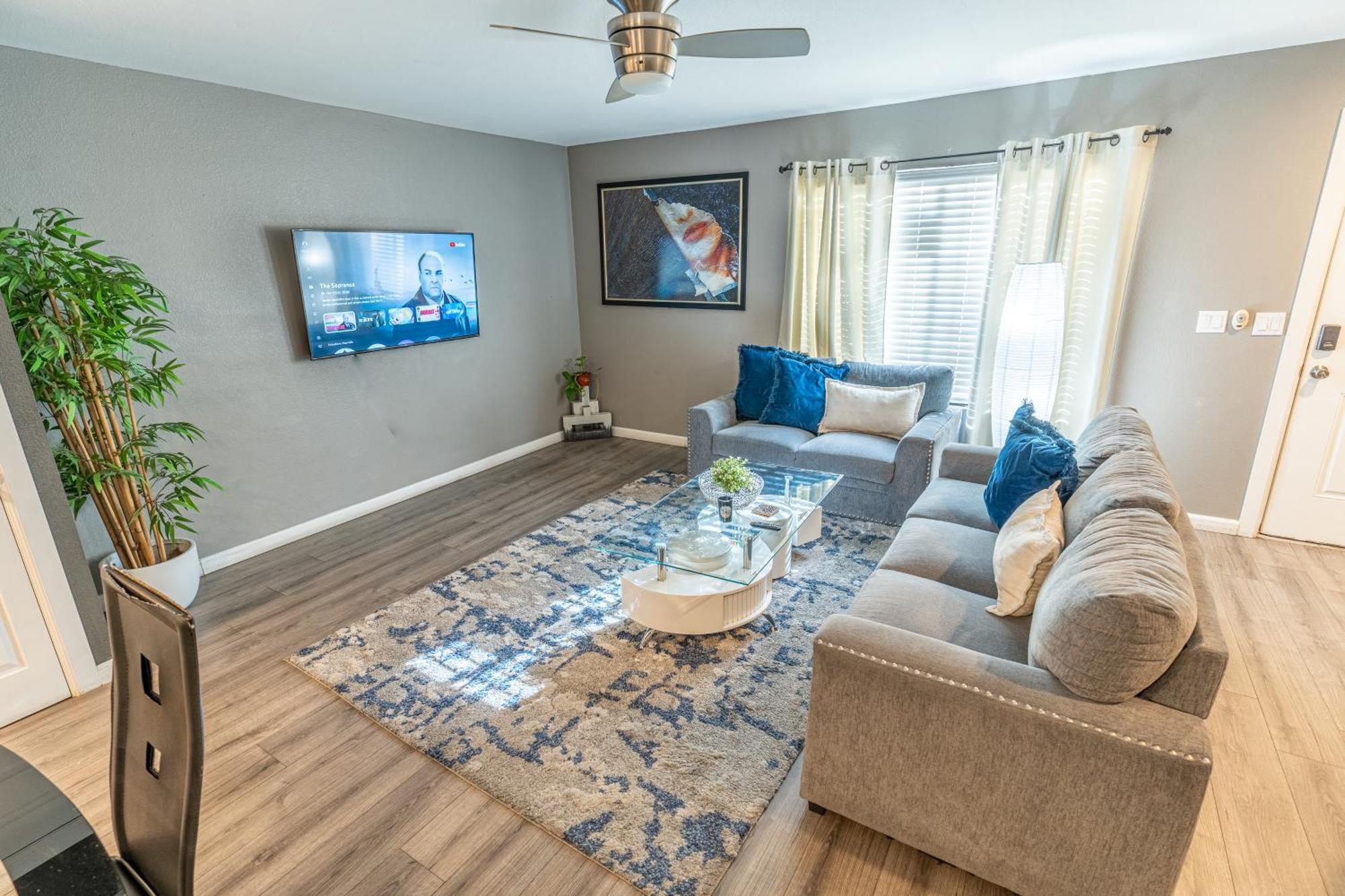 Spacious 2-Bedroom Townhouse With Pool & Private Patio In Central Лас Вегас Екстериор снимка